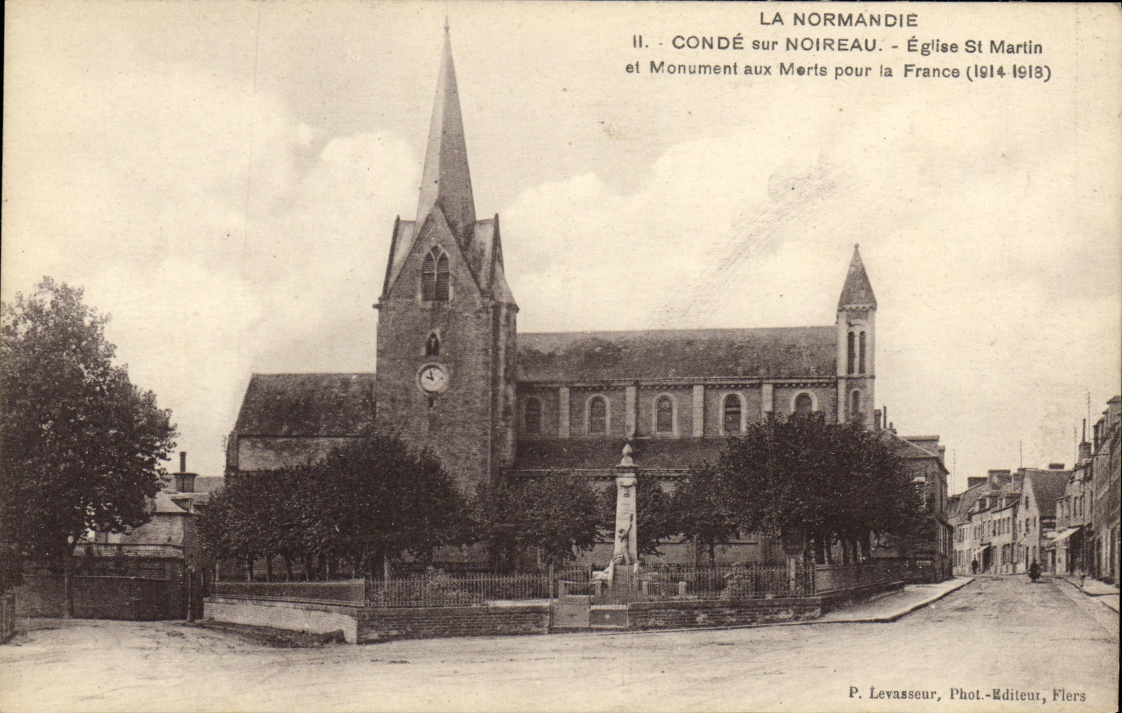 CPA Conde Sur Noireau Eglise Saint Martin et monument aux morts pour la France Militaria 