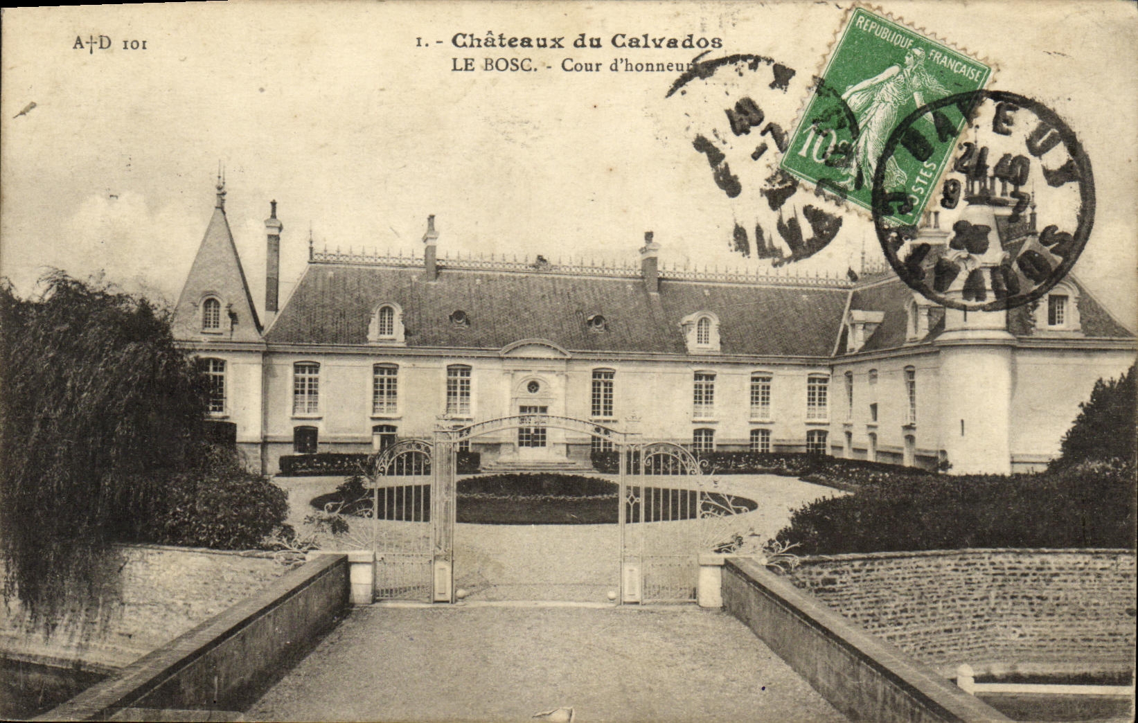 CPA Chateaux du Calvados Le Bosc Cour d Honneur