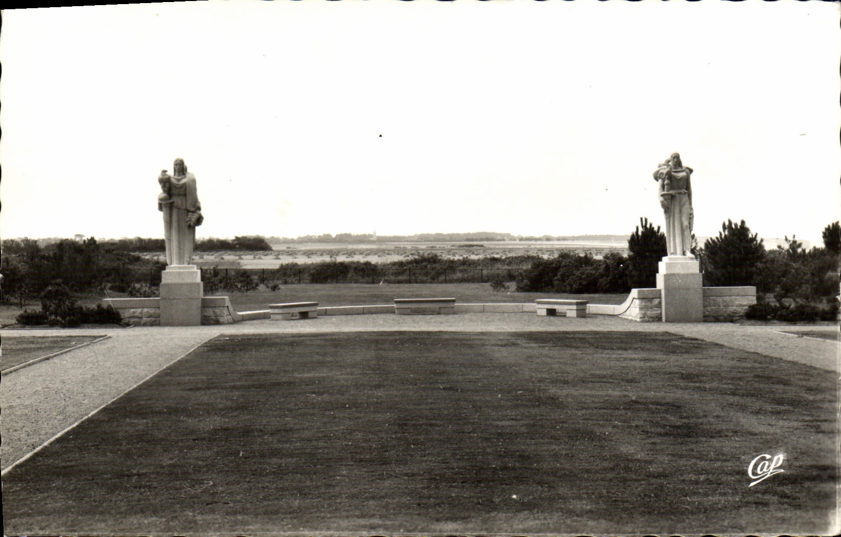 MODERN CARD Colleville St Laurent Statues of the American cemetery Militaria