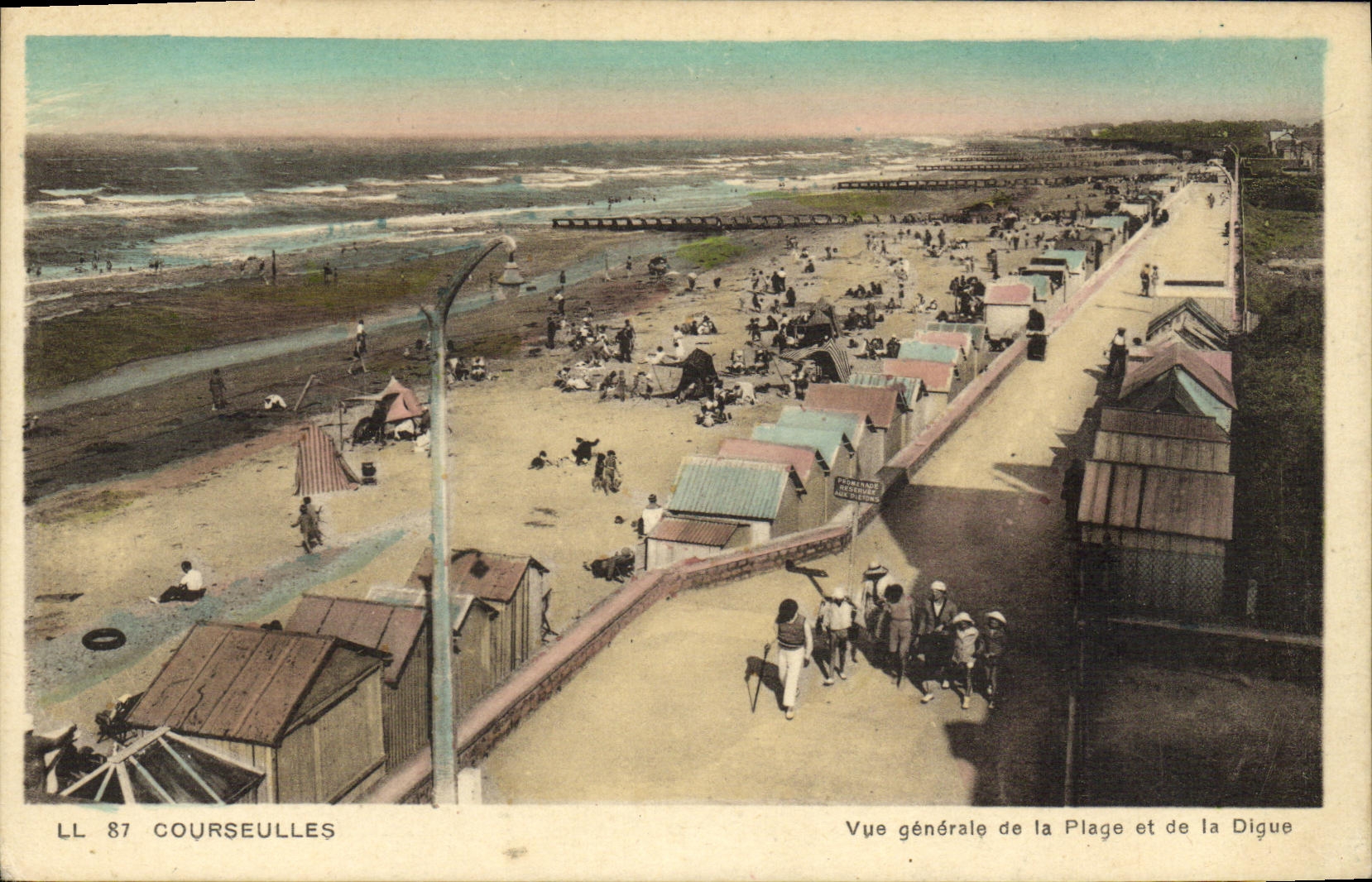 CPA Courseulles Vue Generale de la Plage et de La Digue