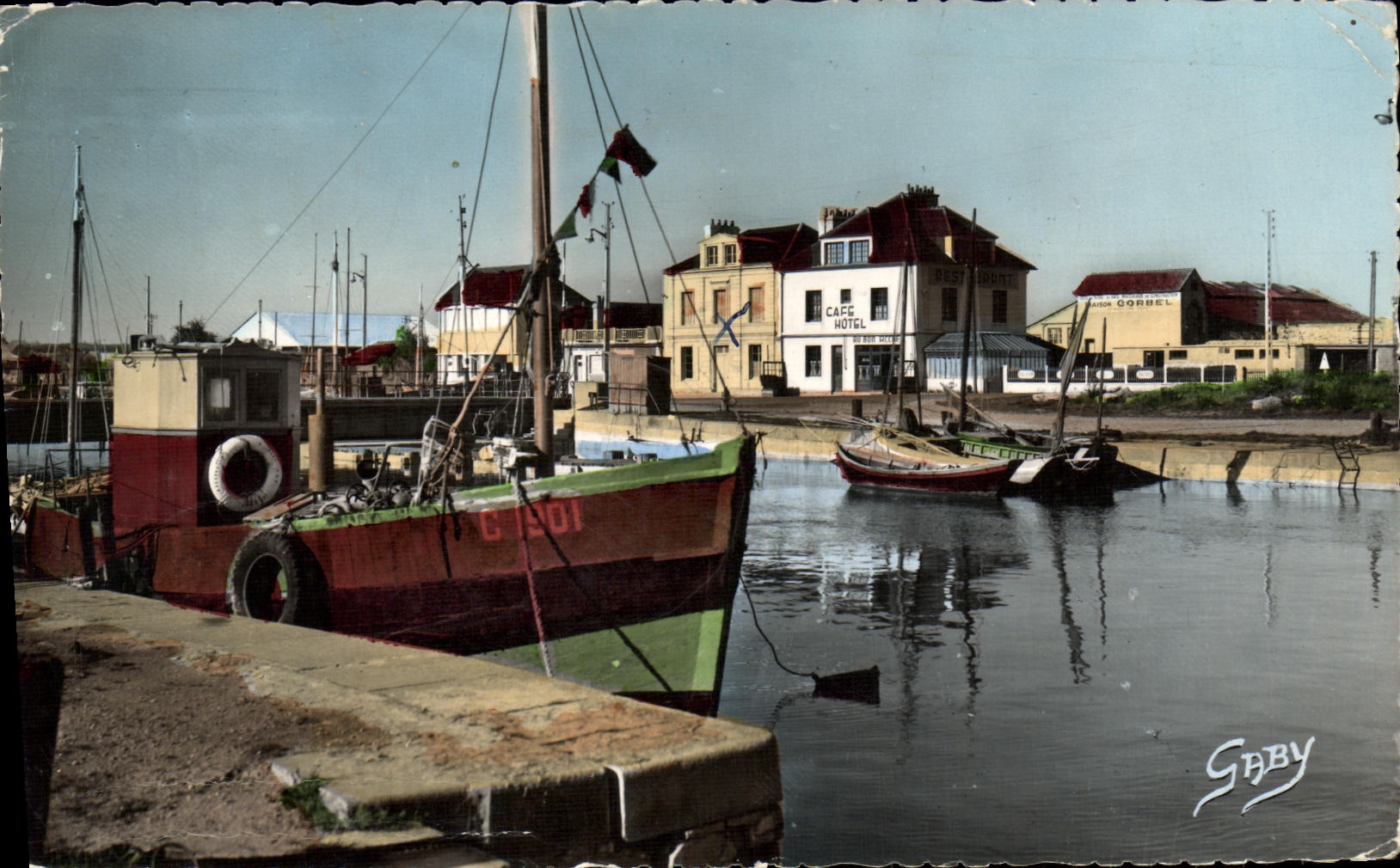 CPM Courseulles Sur Mer Le Port et l hotel du Bon Accueil Bateaux
