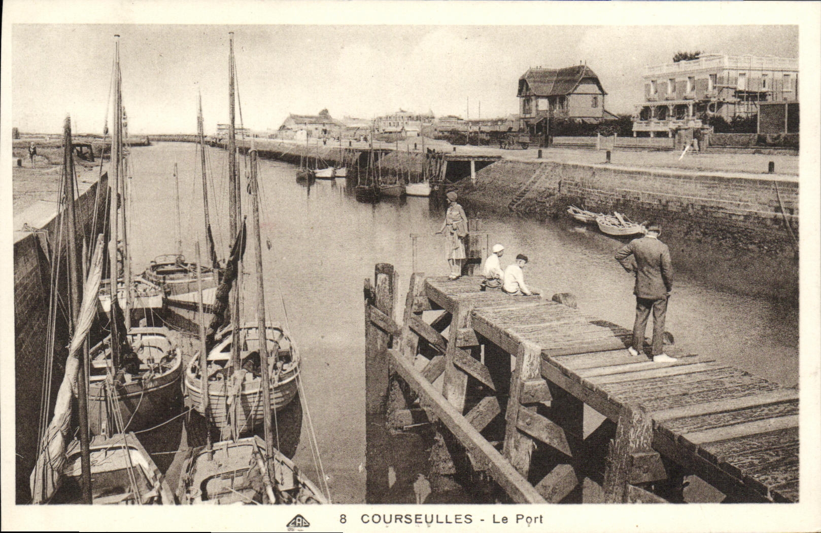 CPA Courseulles Le Port Bateaux