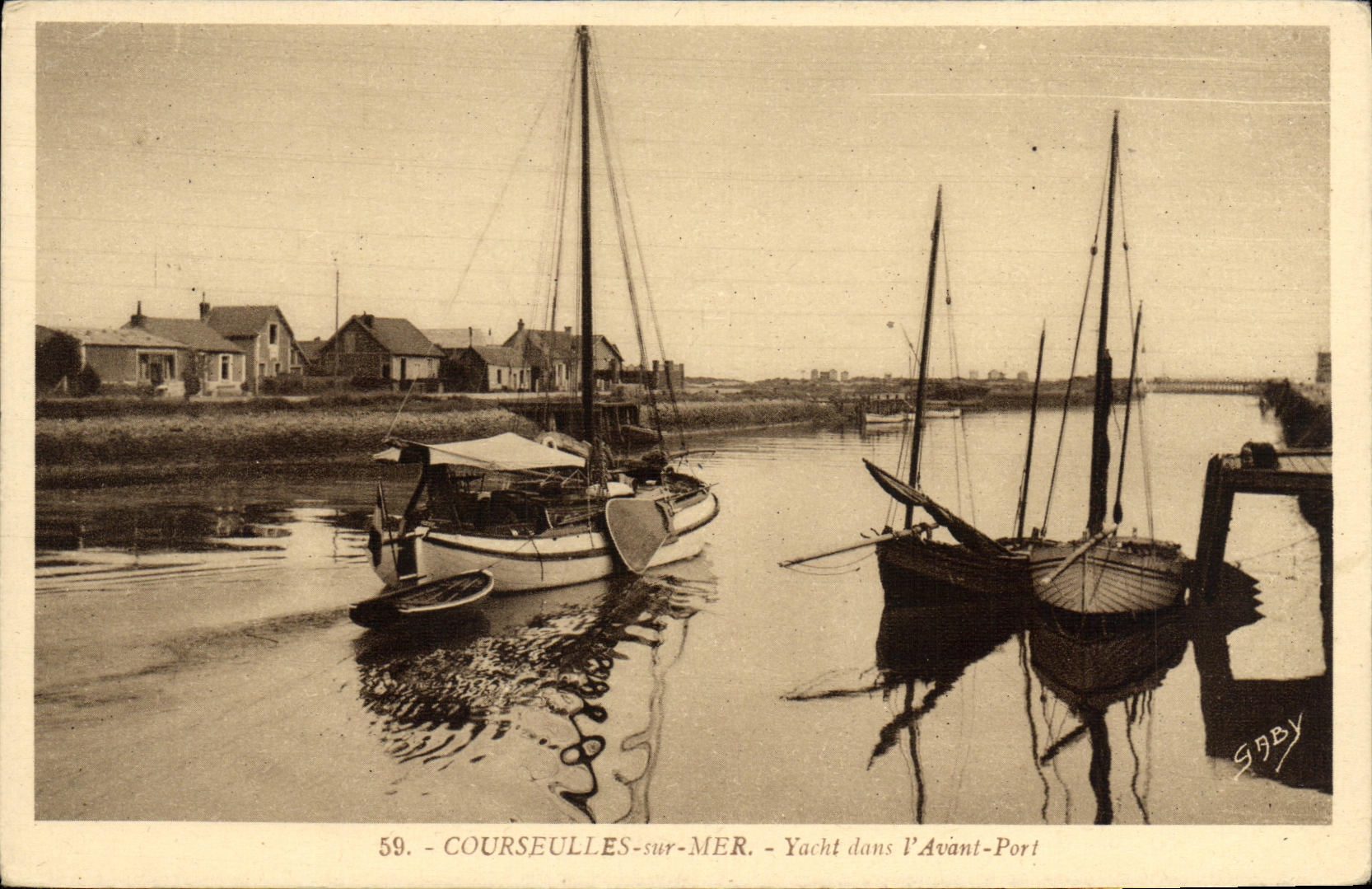 POSTAL Courseulles de la VENDIMIA en el yate del mar en L antes de los barcos portuarios