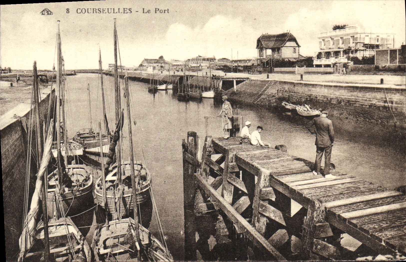 CPA Courseulles Le Port Bateaux