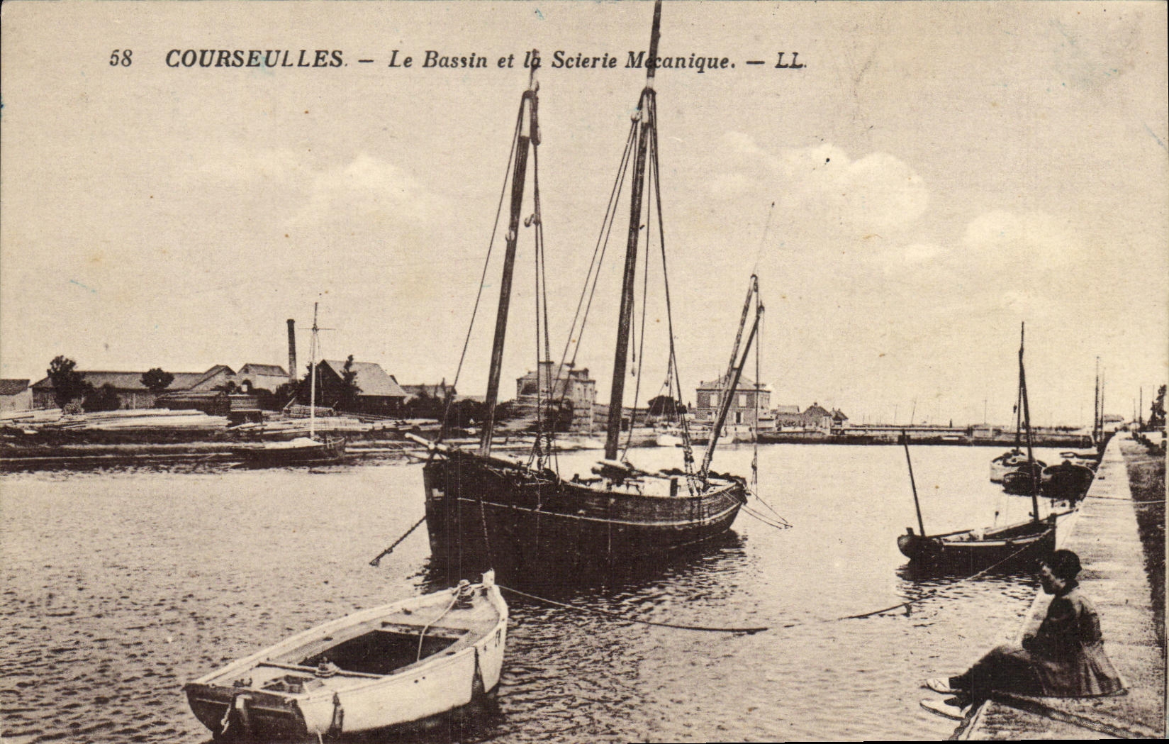 CPA Courseulles Le Bassin et la Scierie mecanique Bateaux 