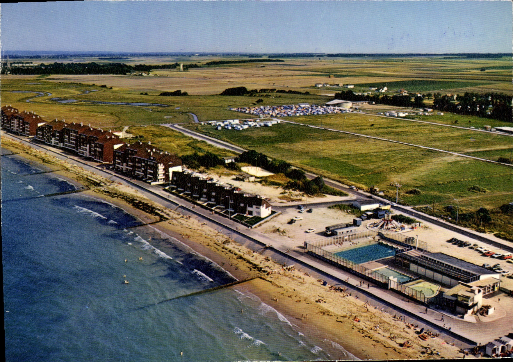POSTAL MODERNA D vista Courseulles junto la playa y la piscina