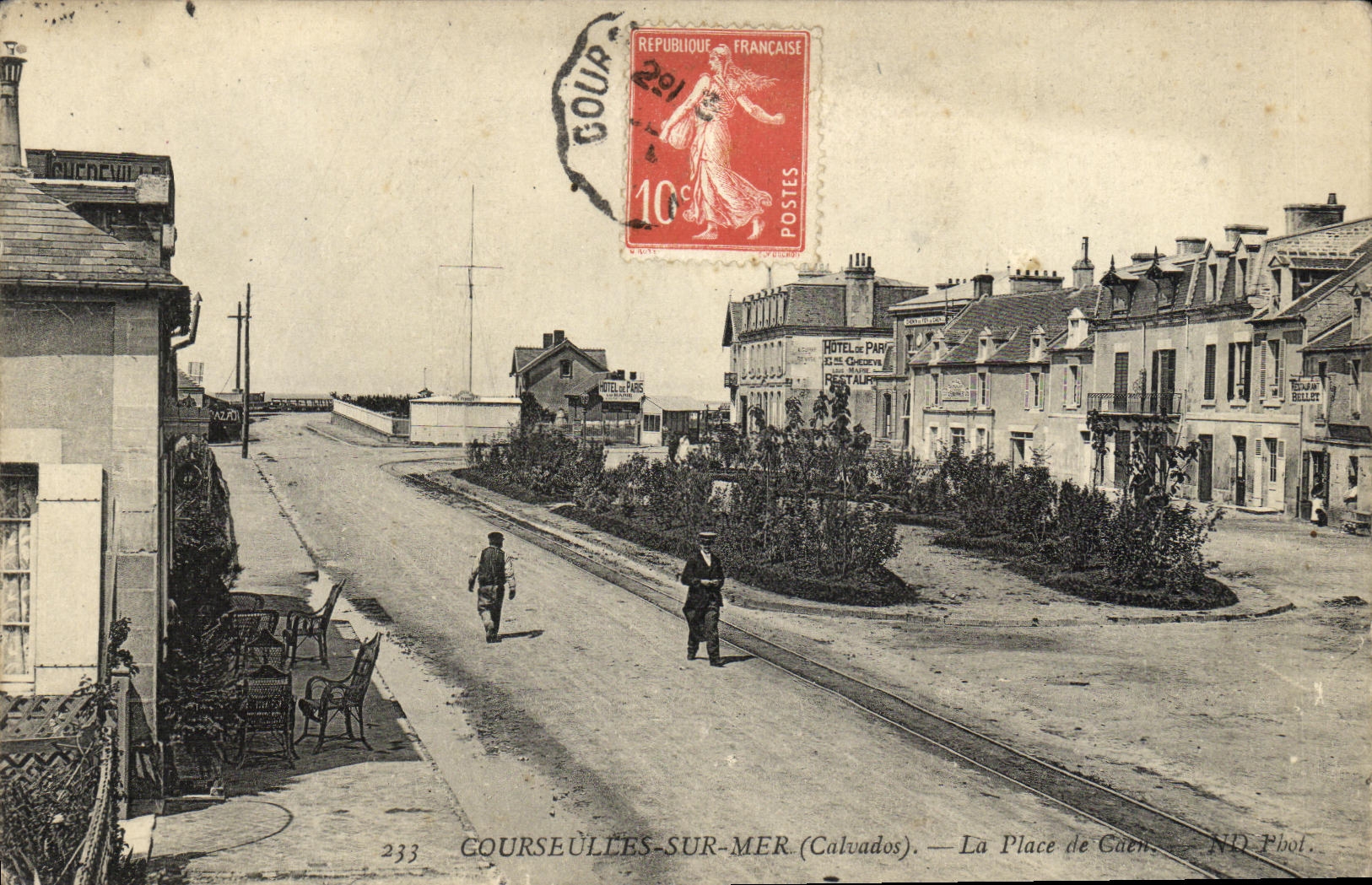 CPA Courseulles Sur Mer La place de Caen