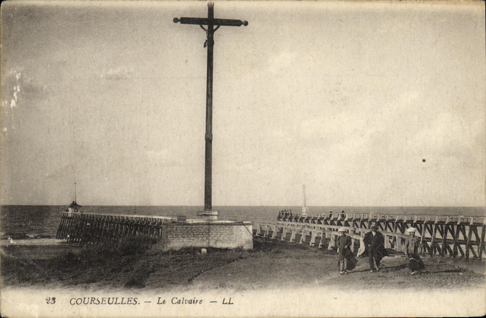 VINTAGE POSTCARD Courseulles the Martyrdom