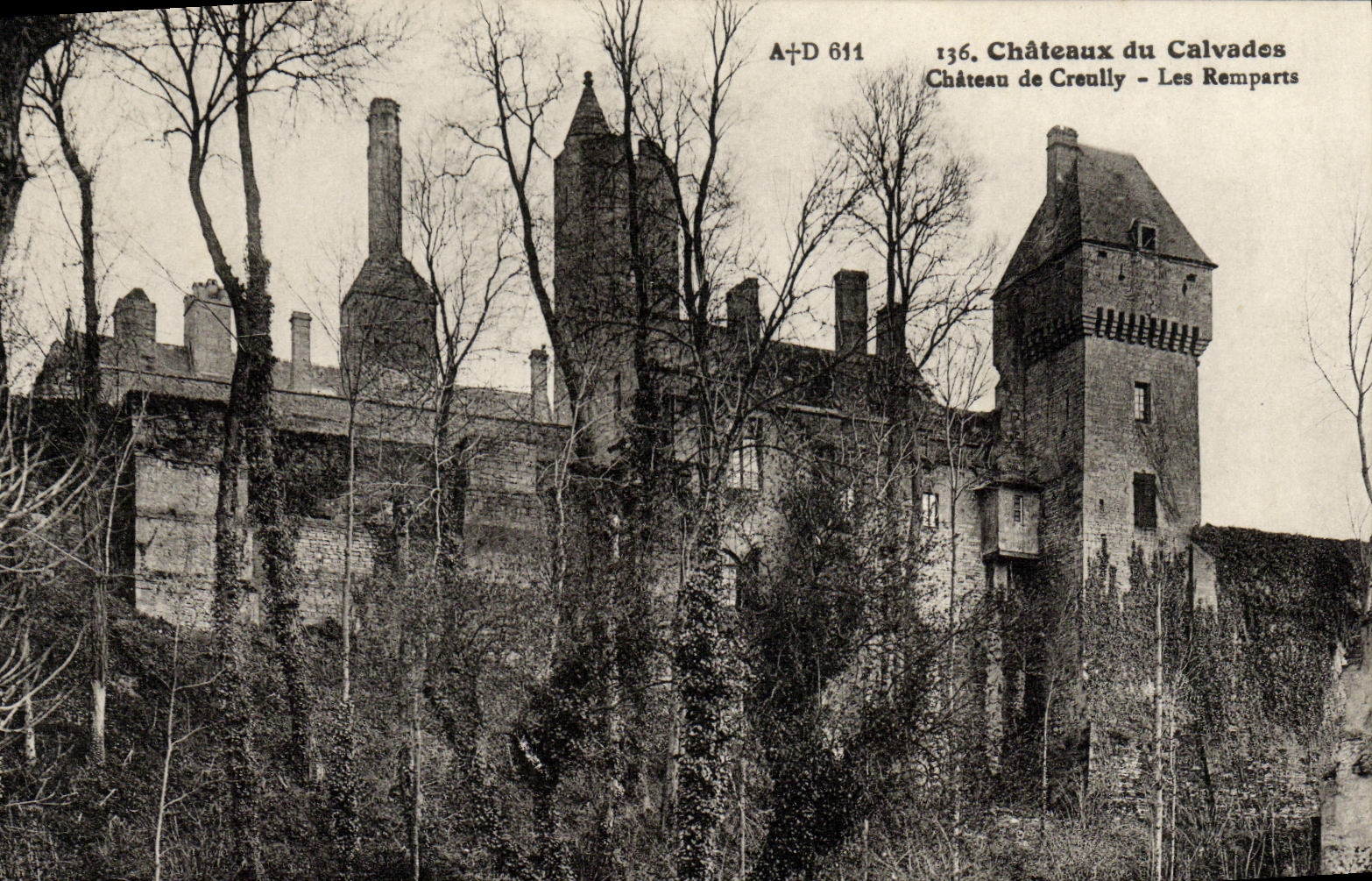 CPA Chateaux du Calvados Chateau de Creully Les Remparts