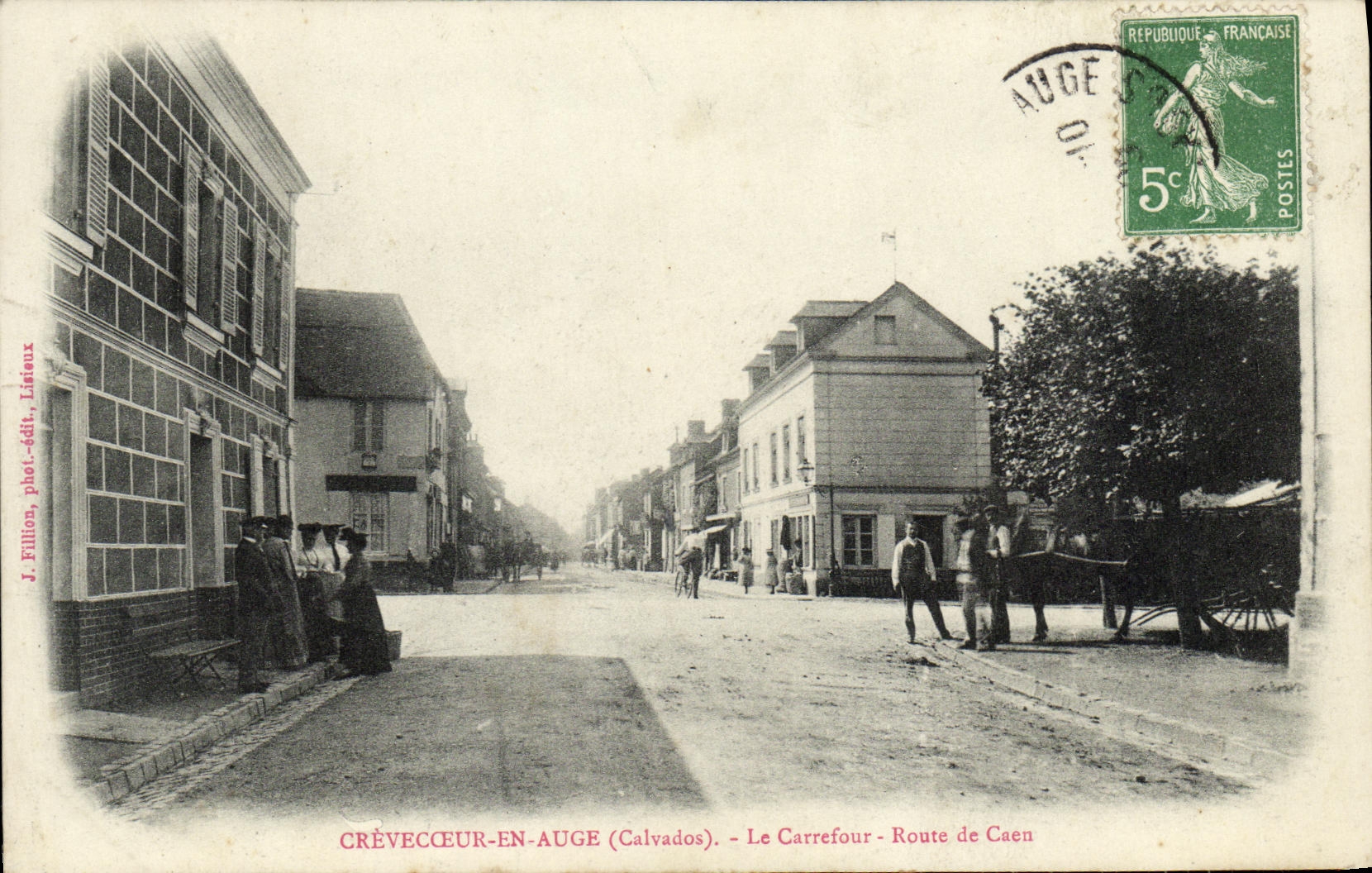 CPA Crevecoeur en Auge Le Carrefour Route de Caen