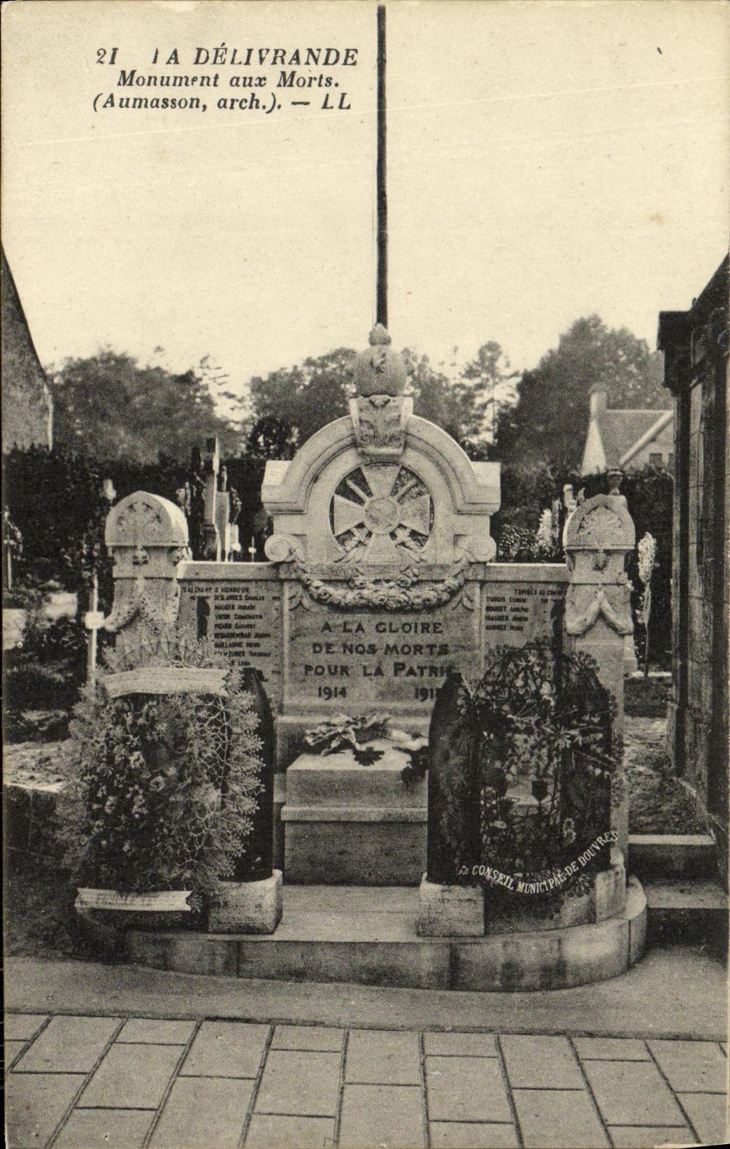 CPA La Delivrande Monument aux Morts Militaria