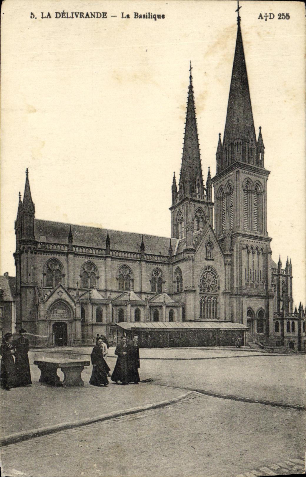 CPA La Delivrande La Basilique 