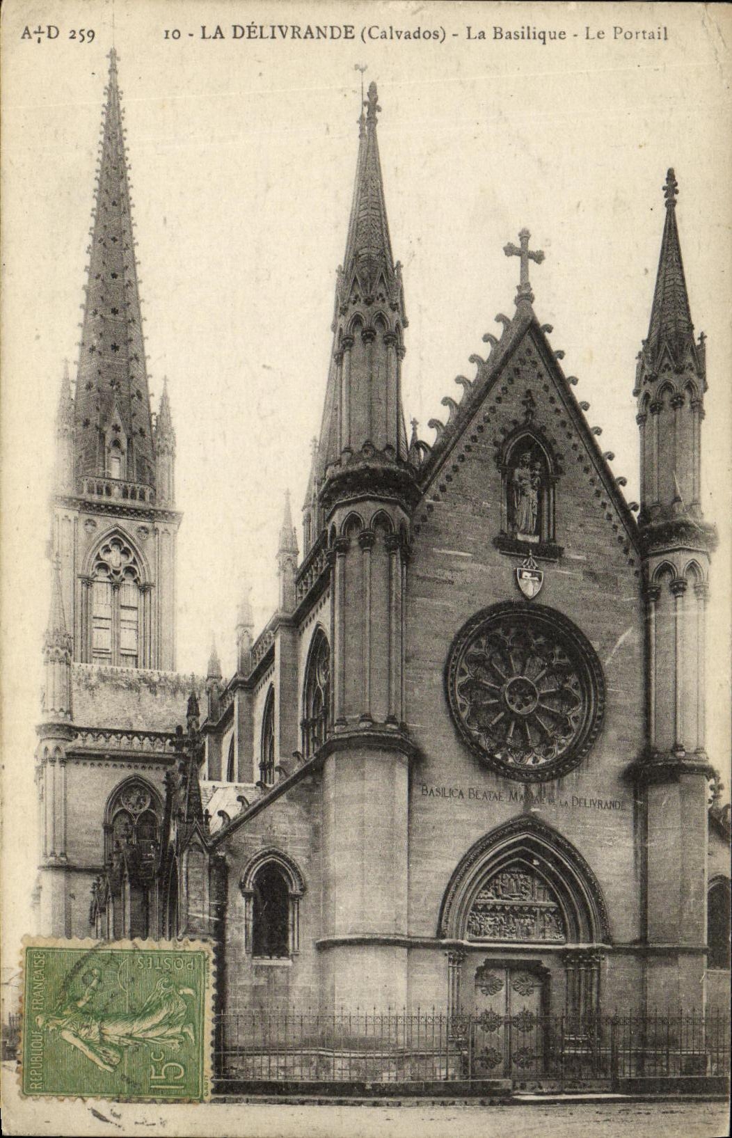 CPA La Delivrande La Basilique Le Portail