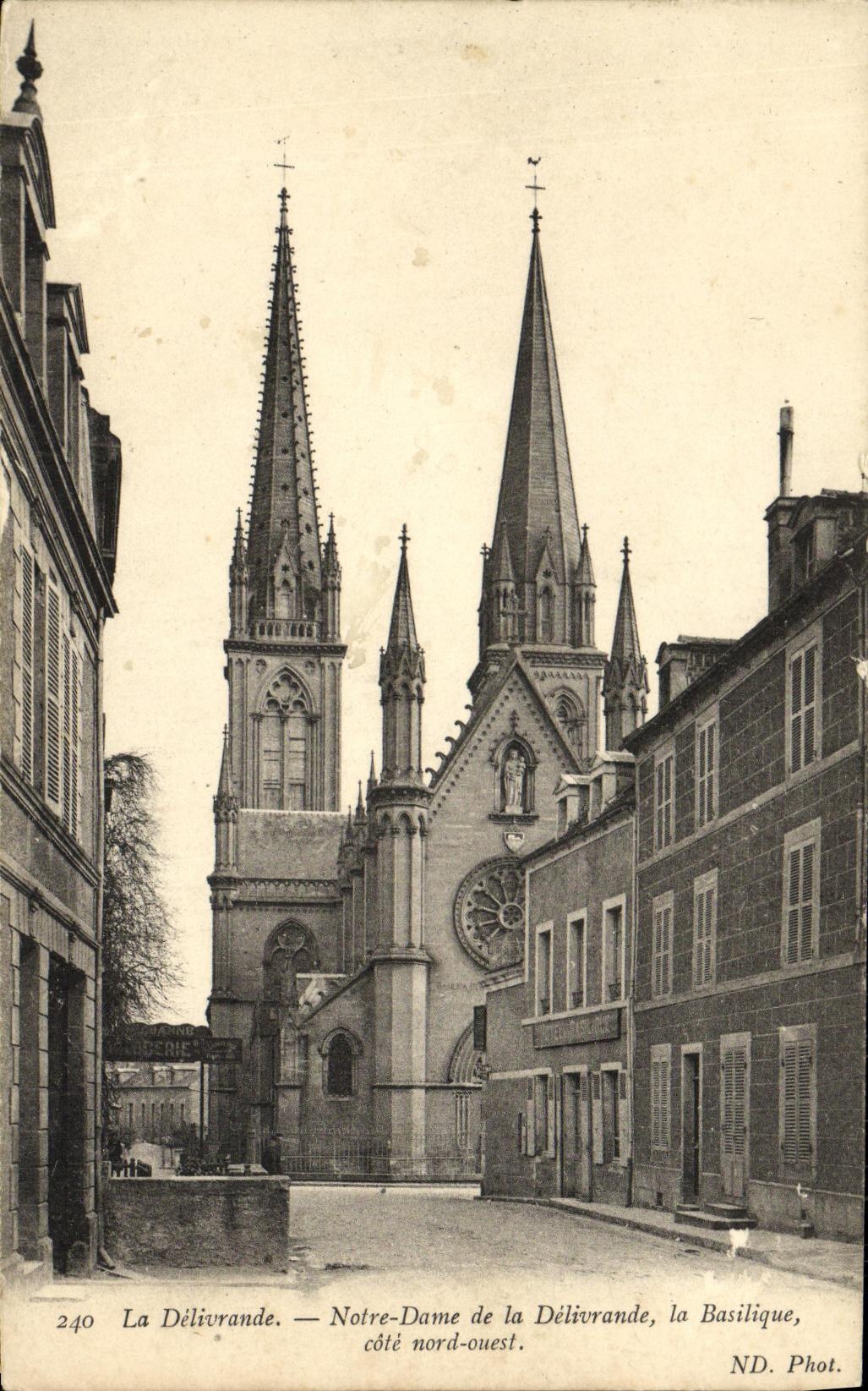 CPA La Delivrande Notre Dame de la Delivrande la Basilique cote nord ouest
