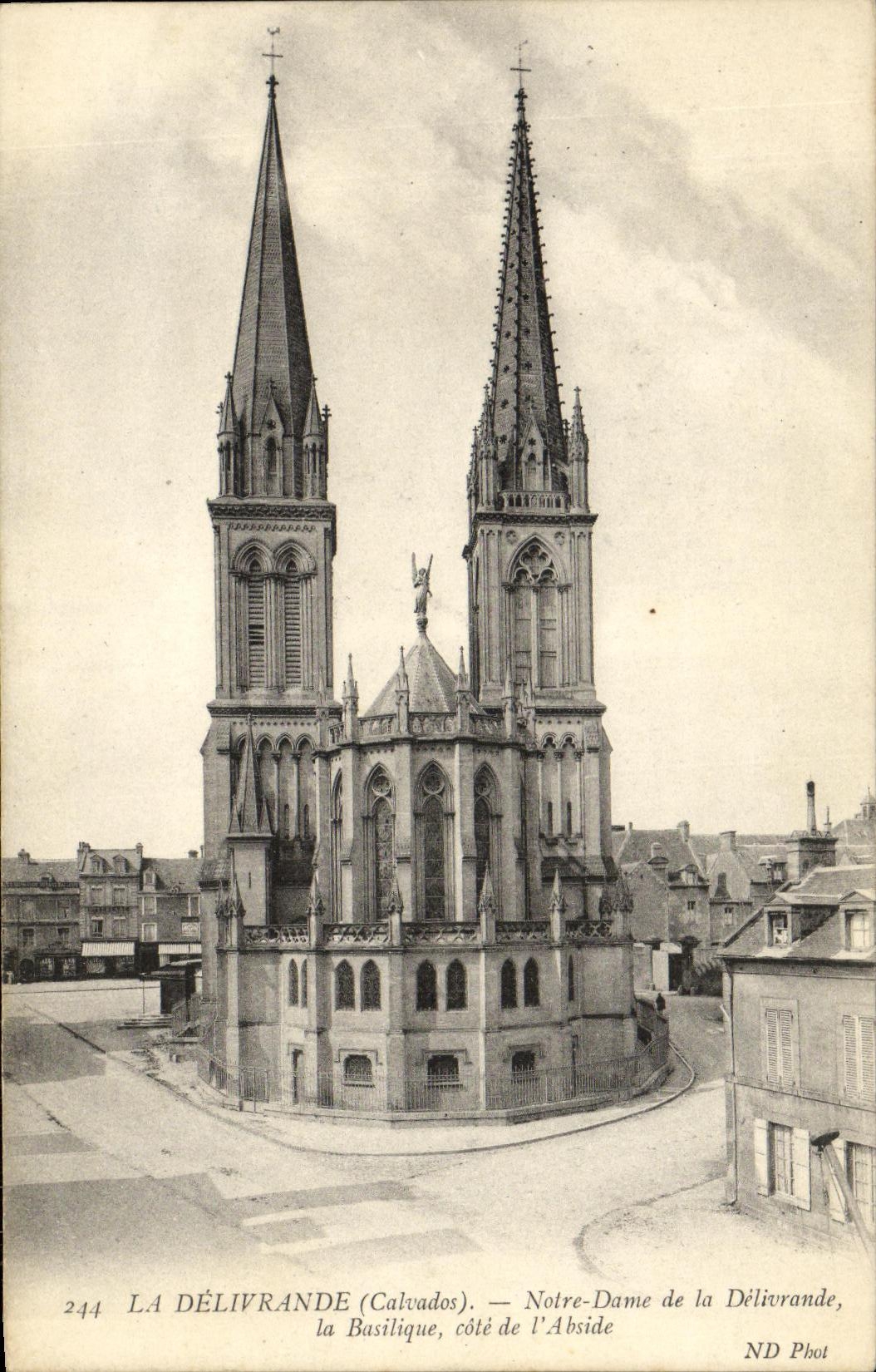CPA La Delivrande Notre Dame de la Delivrande la Basilique cote de l Abside