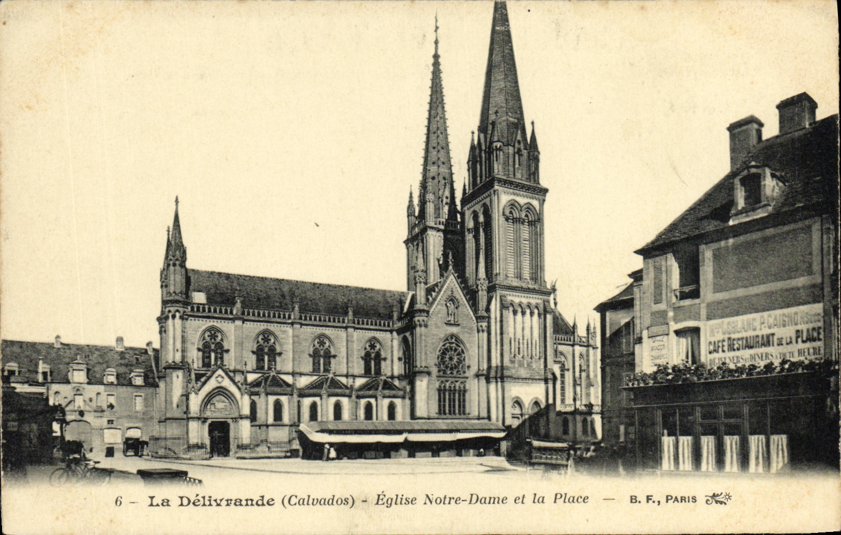 CPA La Delivrande Eglise Notre Dame et la Place