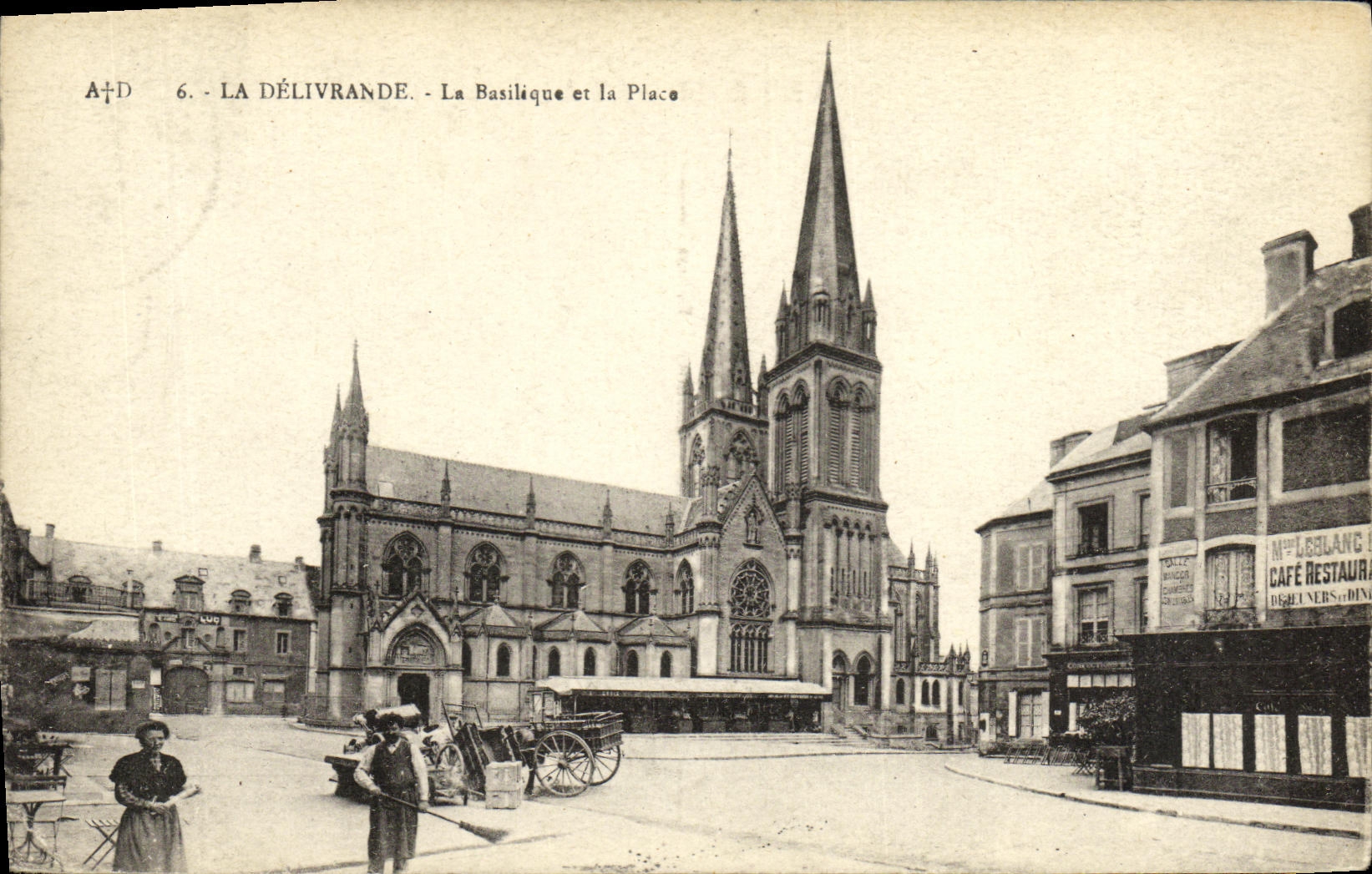 CPA La Delivrande La Basilique et la Place