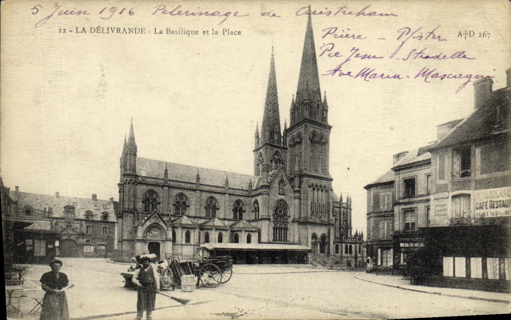 CPA La Delivrande La Basilique et la Place
