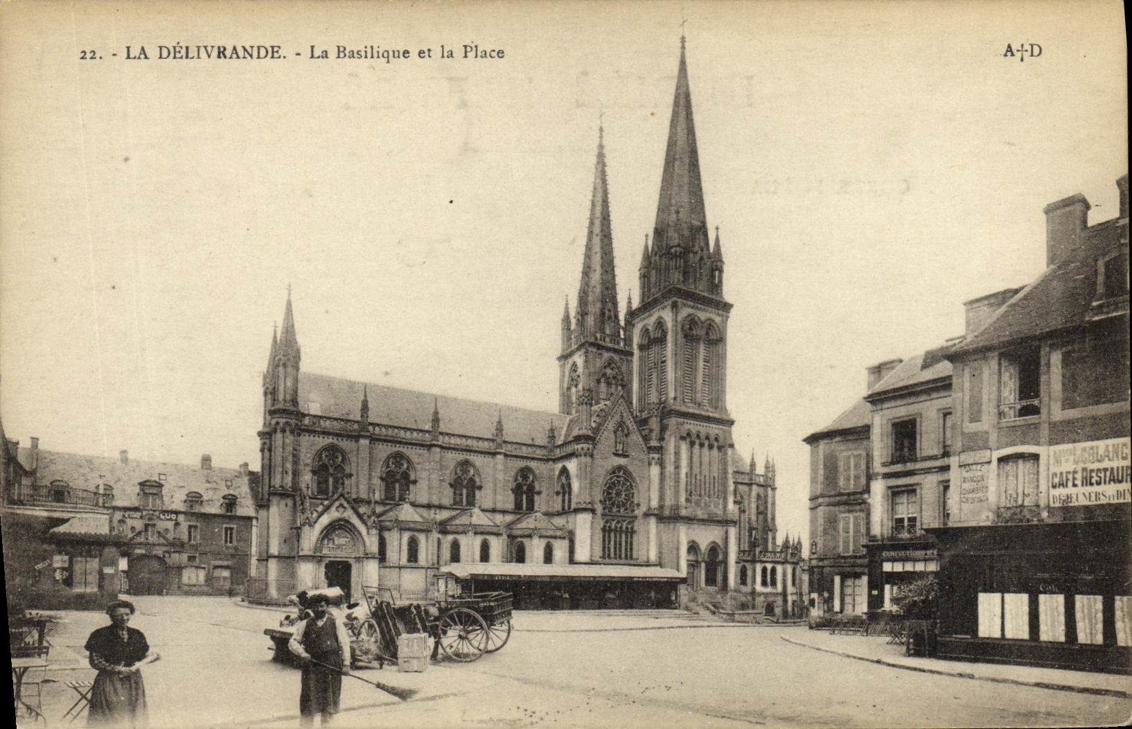 CPA La Delivrande La Basilique et la Place
