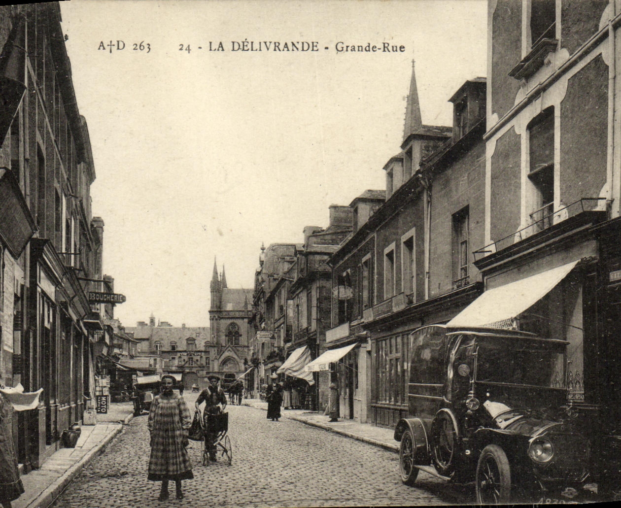 VINTAGE POSTCARD Delivrande Automobile Main street