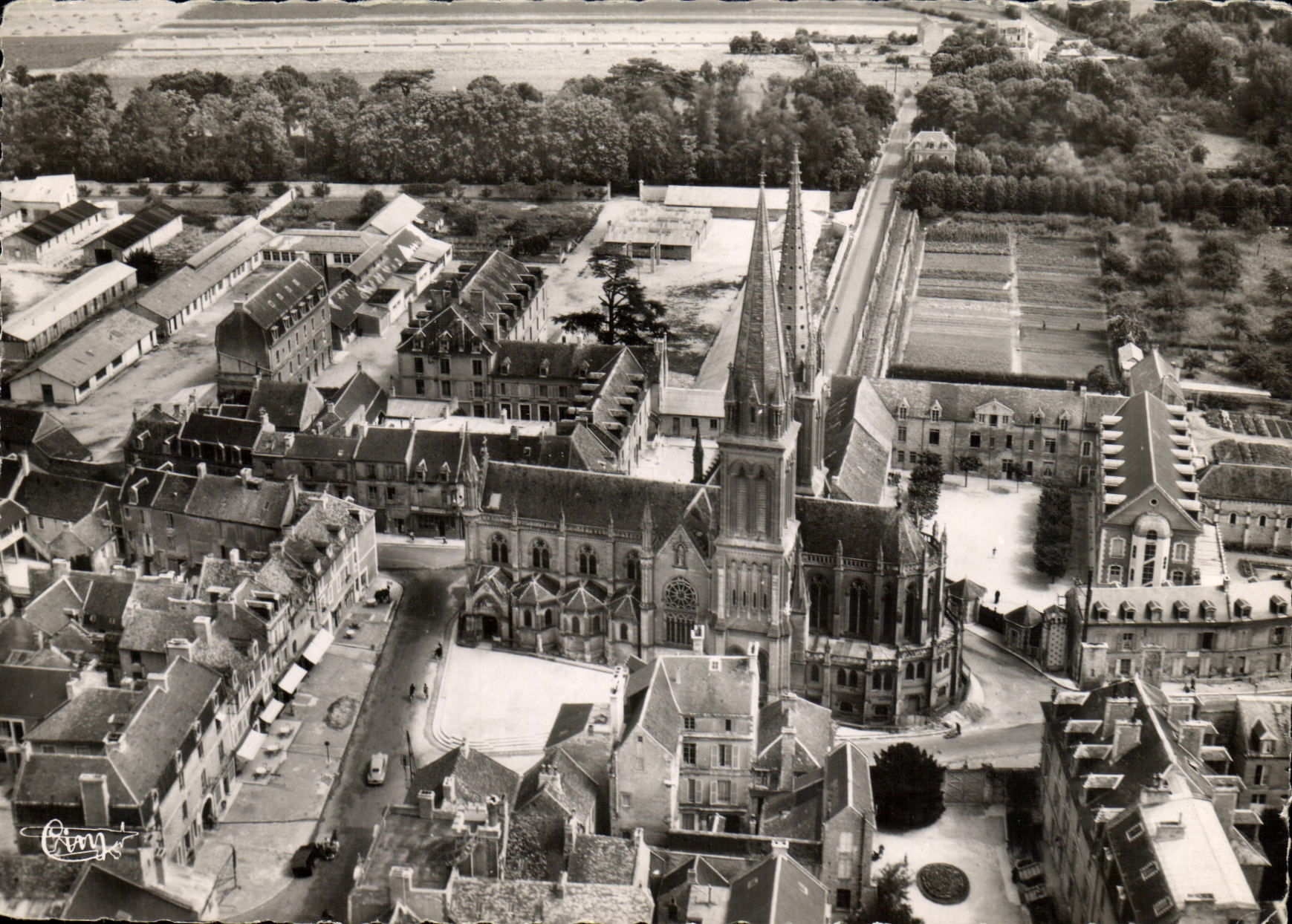 CPM La Delivrande La Basilique Vue aerienne