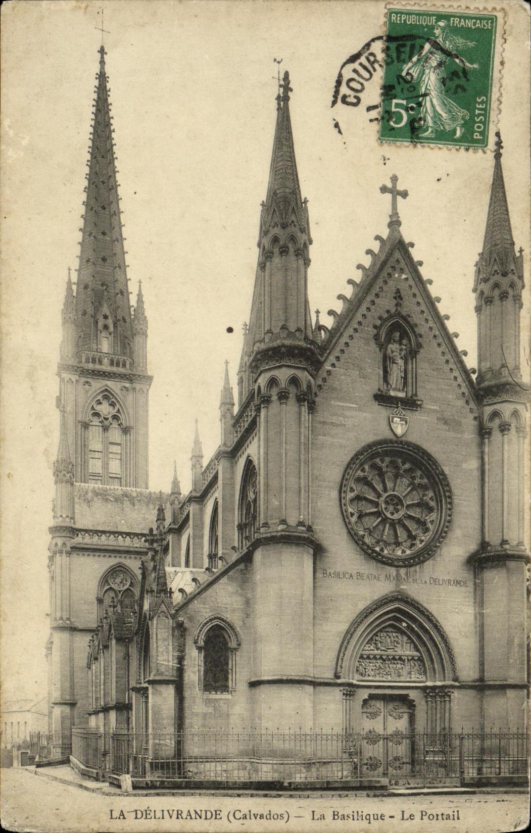 CPA La Delivrande La Basilique Le Portail