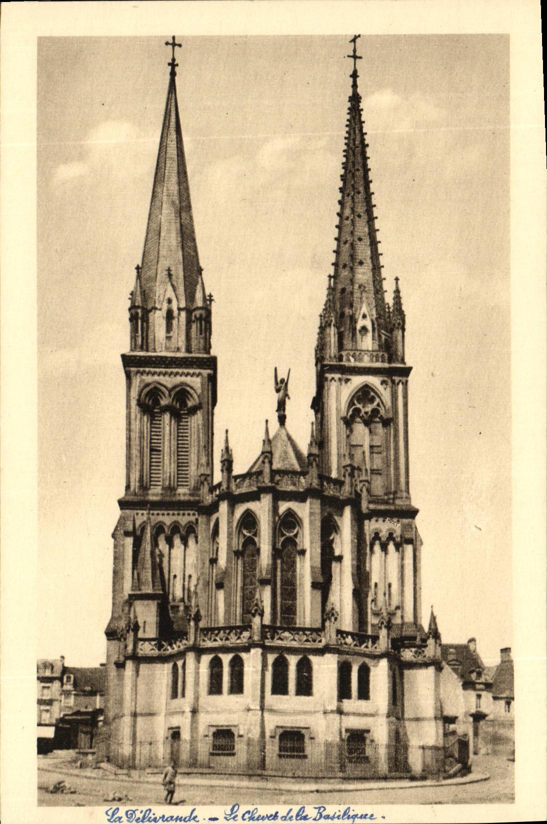 CPA La Delivrande Le Chevet de la Basilique