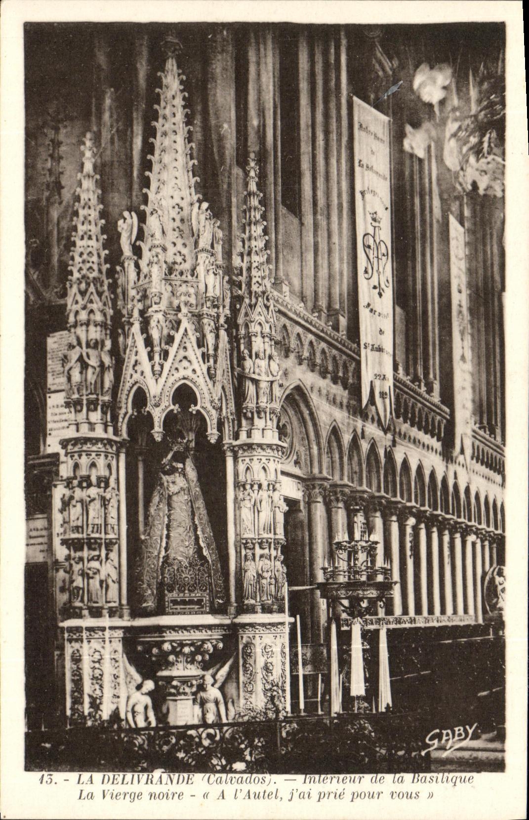 CPA La Delivrande Interieur de la Basilique La Vierge noire