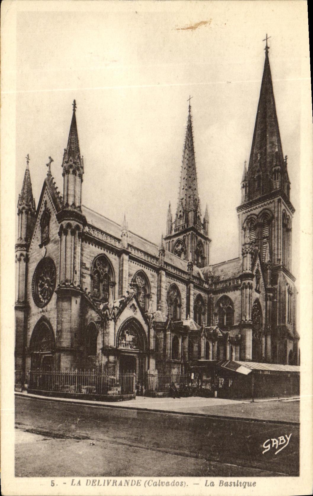 CPA La Delivrande La Basilique