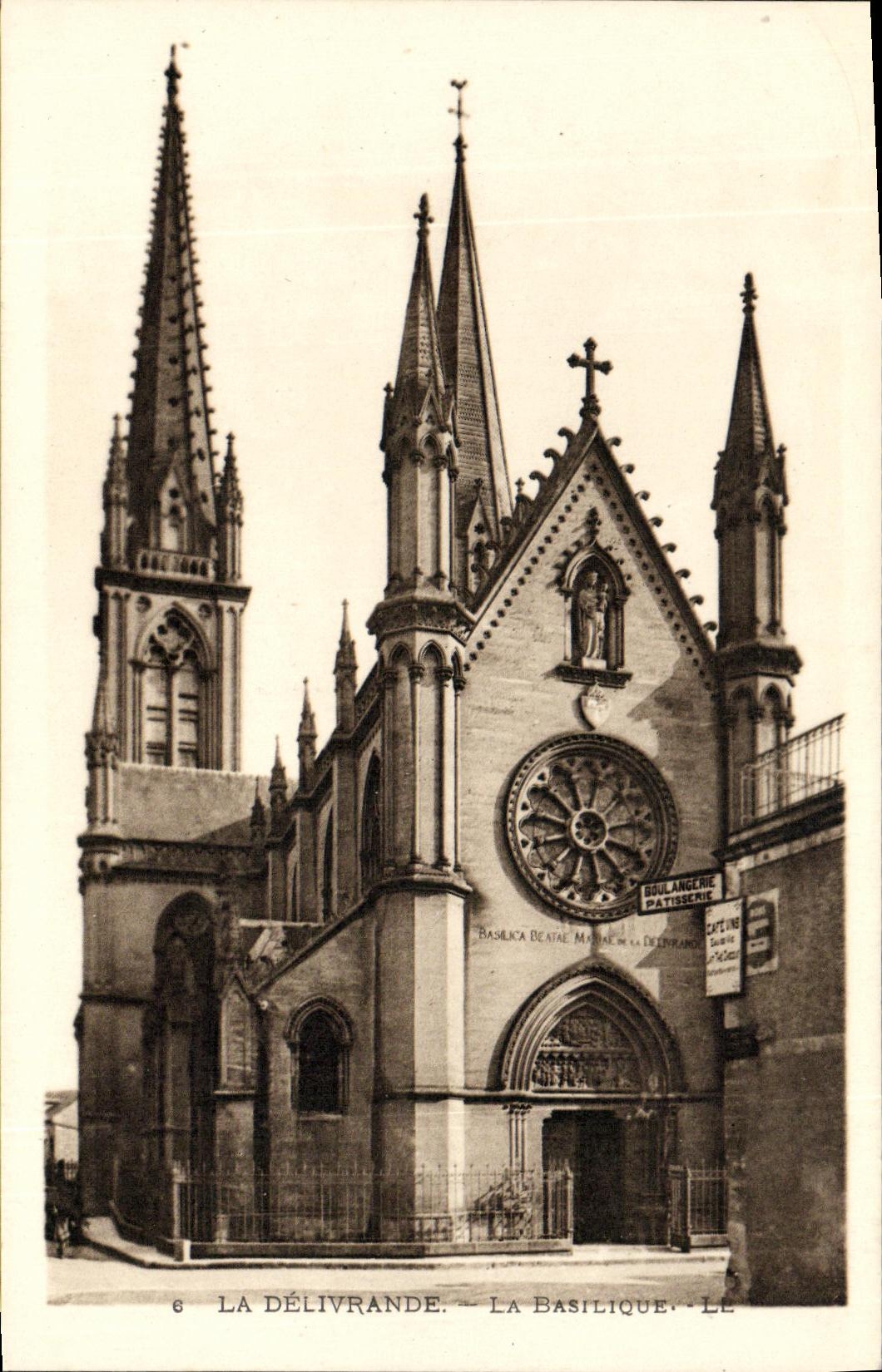 CPA La Delivrande La Basilique