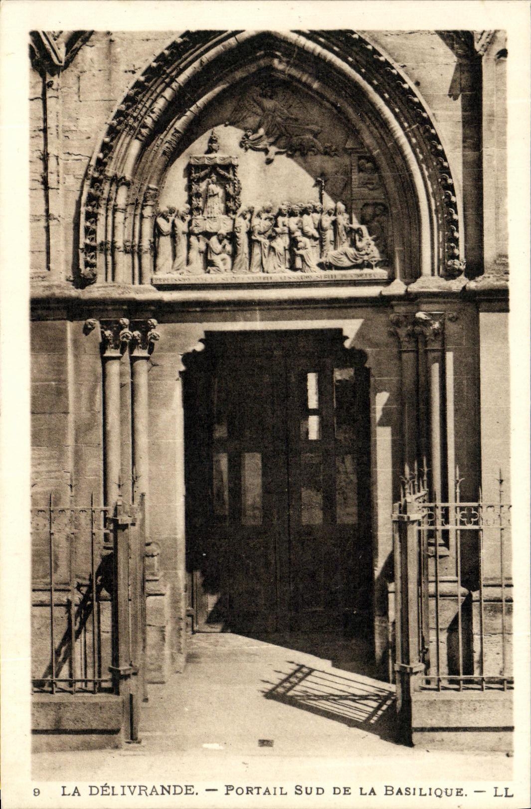 CPA La Delivrande Portail Sud de la Basilique