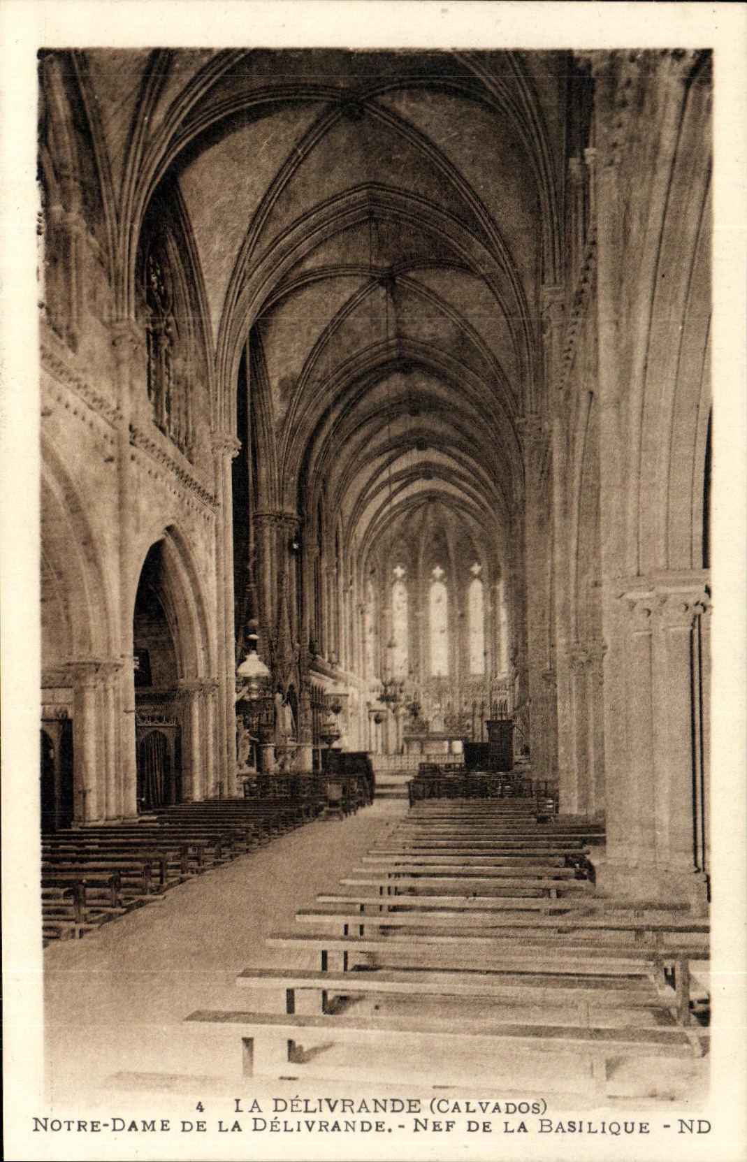 CPA La Delivrande Notre Dame de la Delivrande Nef de la Basilique