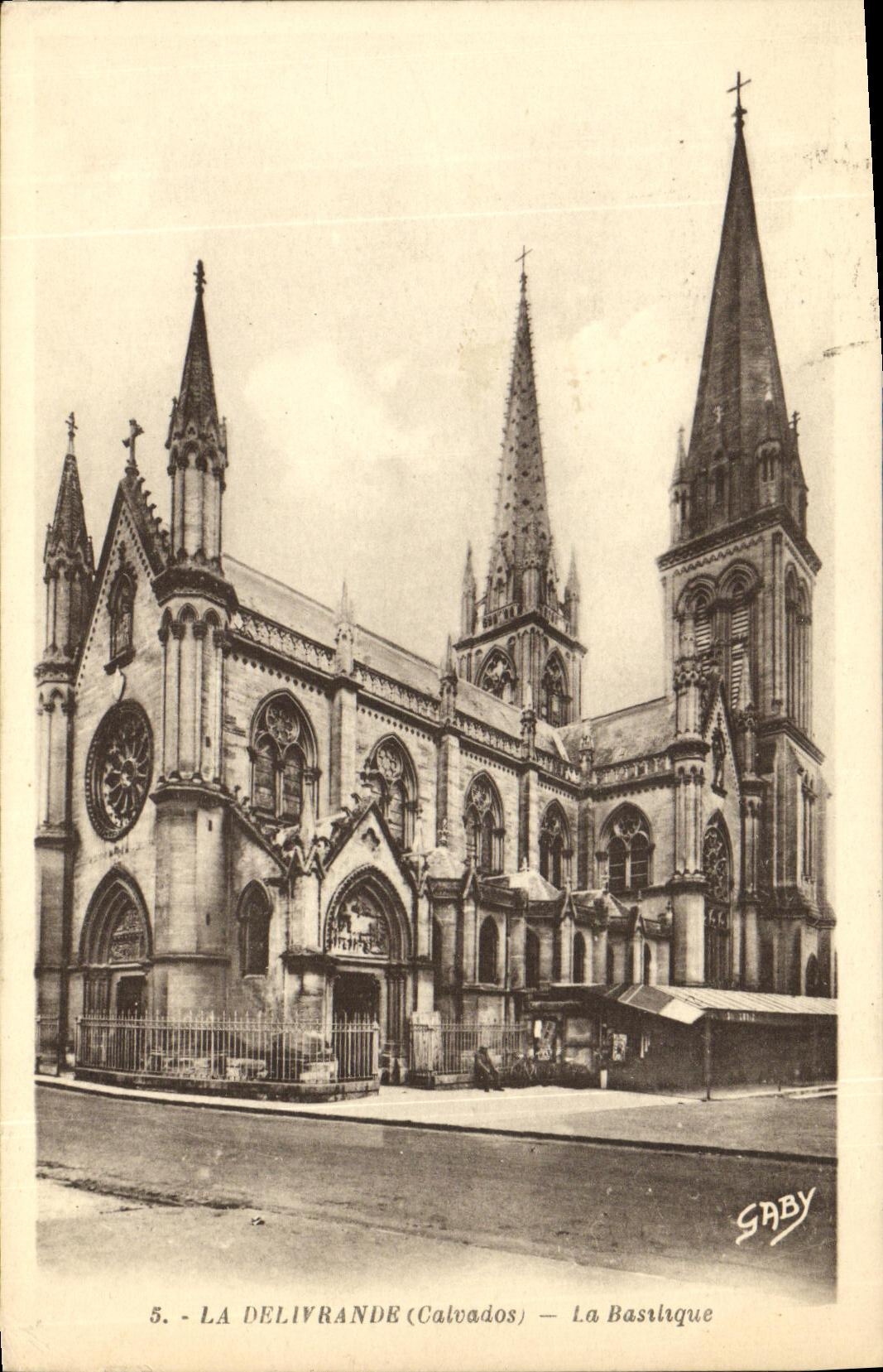 CPA La Delivrande La Basilique