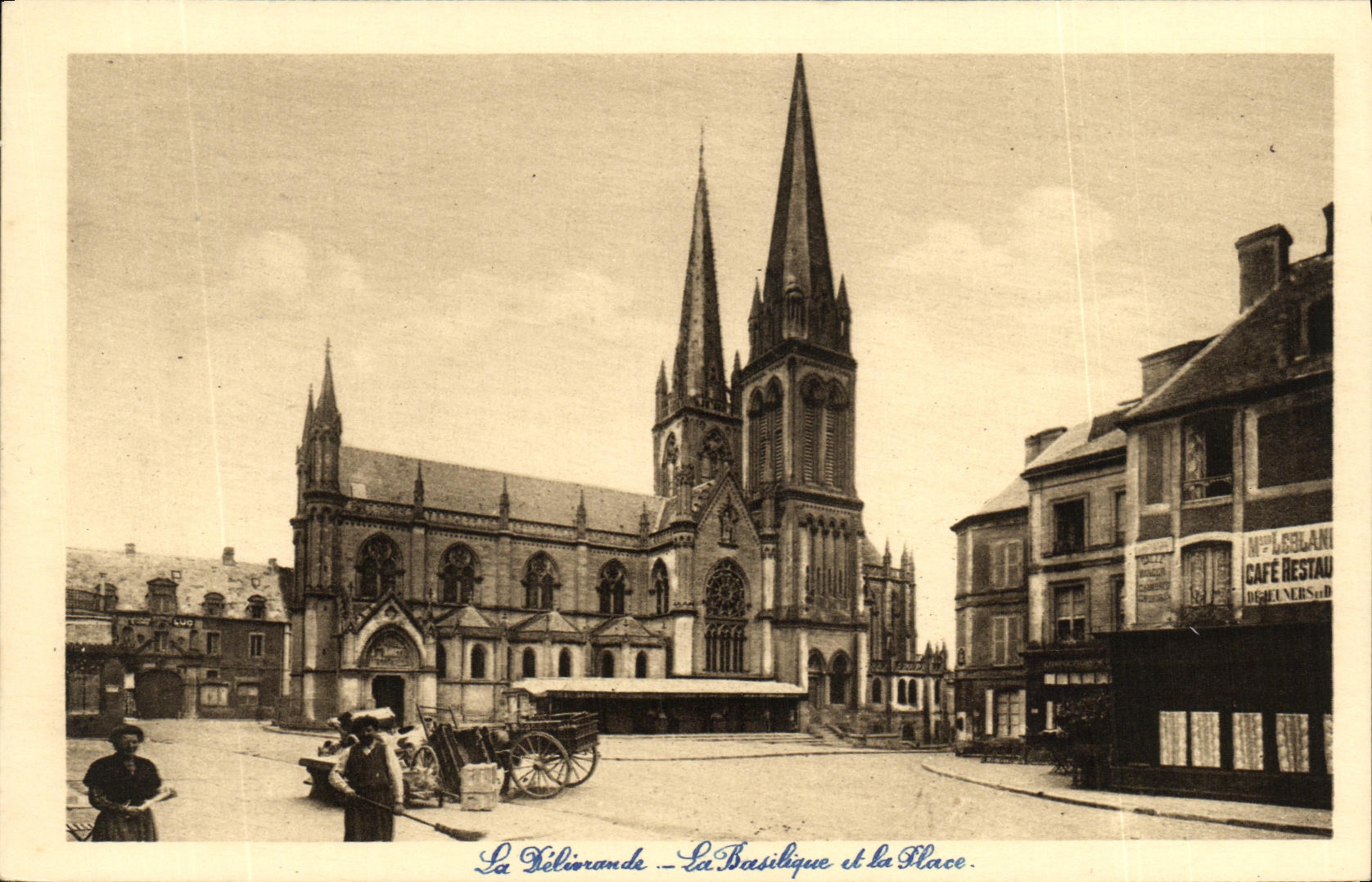 CPA La Delivrande La Basilique et la Place