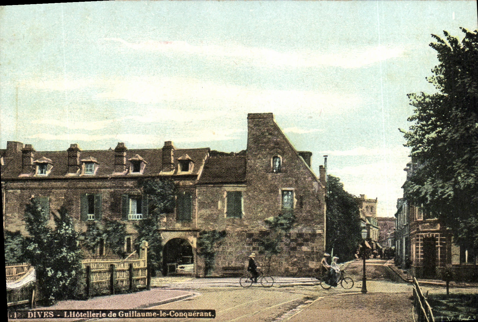 VINTAGE POSTCARD Divine L Hotel trade of William the Conqueror