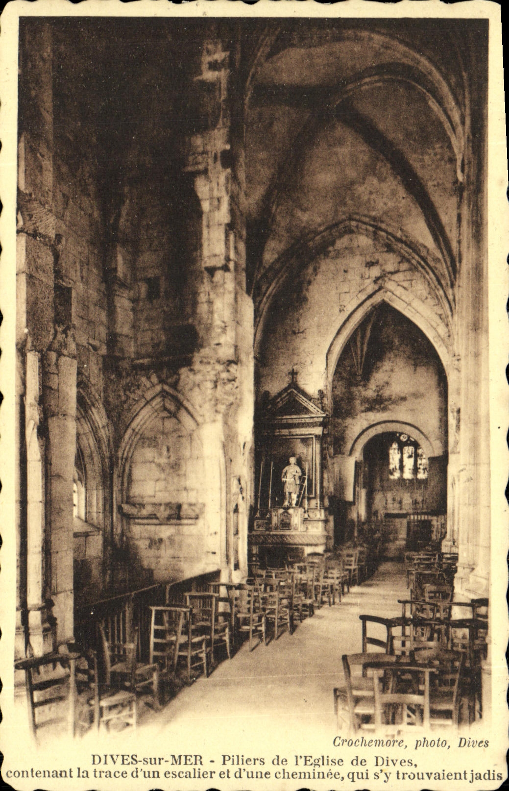 CPA Dives sur Mer Piliers de l Eglise de Dives 