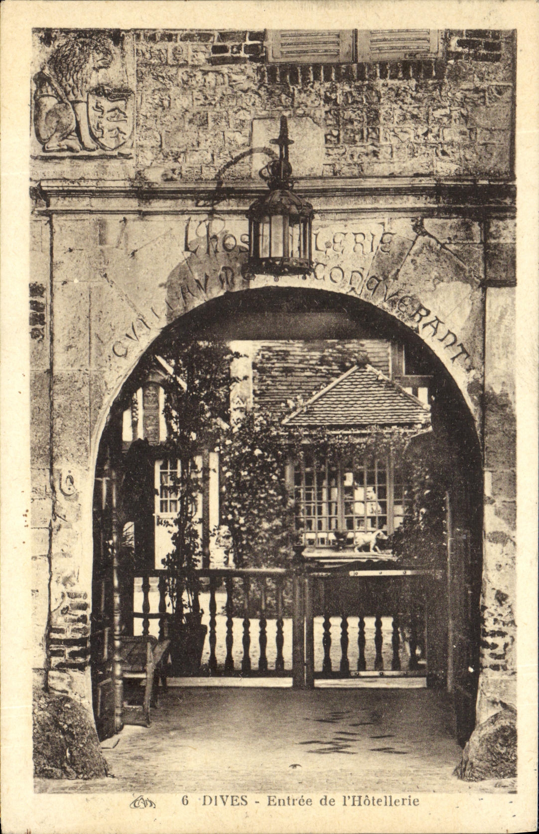 VINTAGE POSTCARD Divine Entry of L Hotel trade