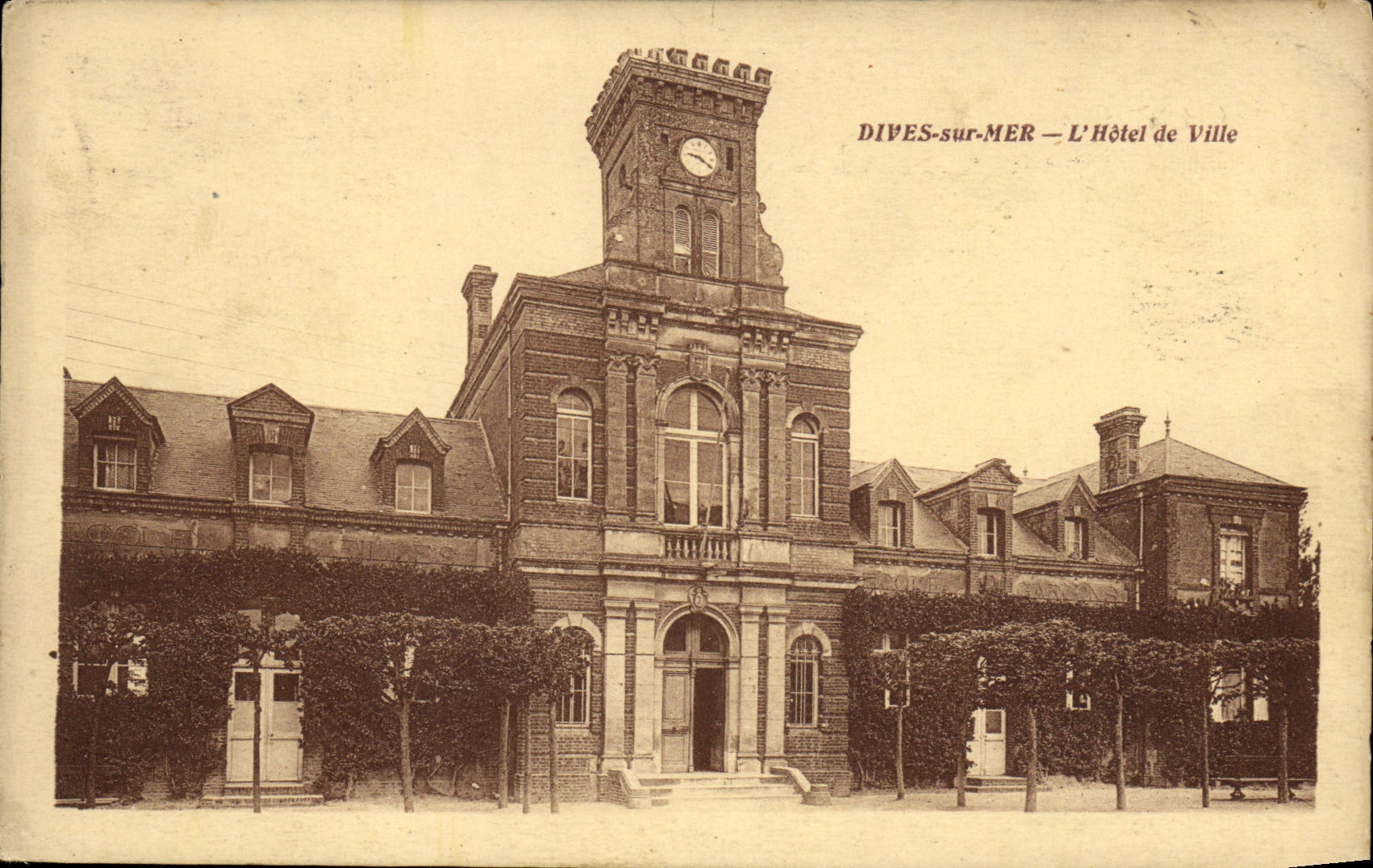 VINTAGE POSTCARD Divine on Sea L Town hall