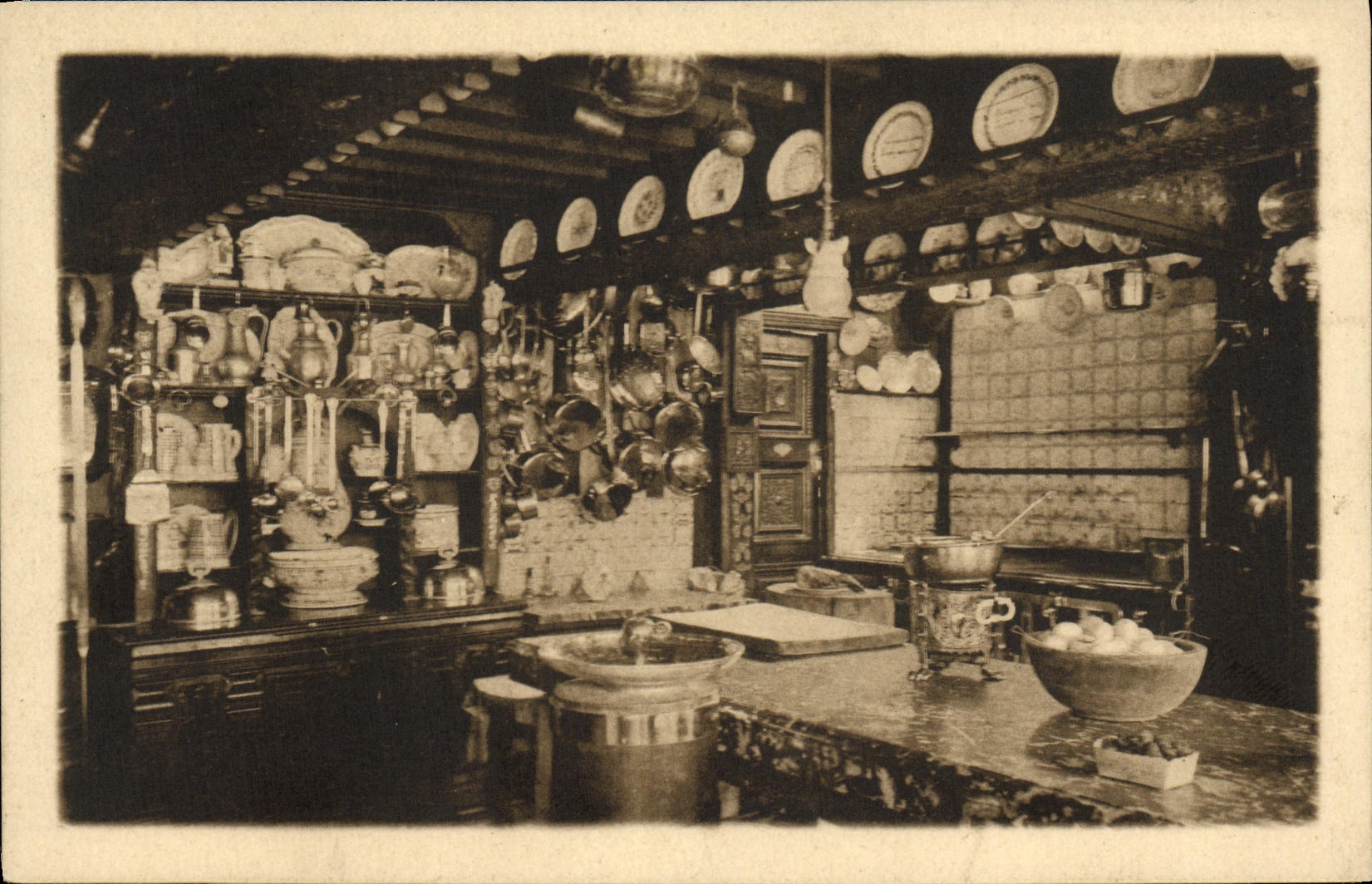 VINTAGE POSTCARD Divine William the Conqueror Fashionable country inn on Sea Kitchen