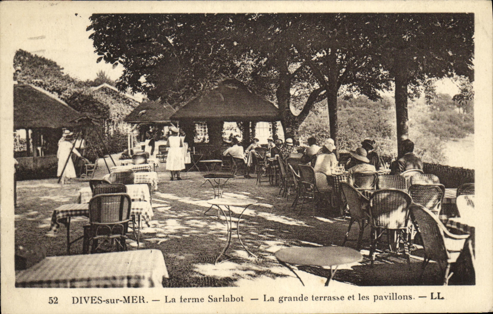CPA Dives sur Mer La terme Sarlbot La grande terrasee et les pavillons
