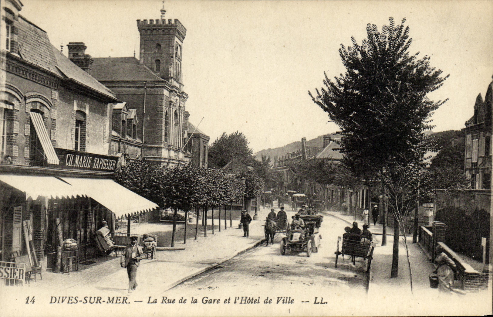 CPA Dives sur Mer La Rue de la Gare et l Hotel de Ville Automobile