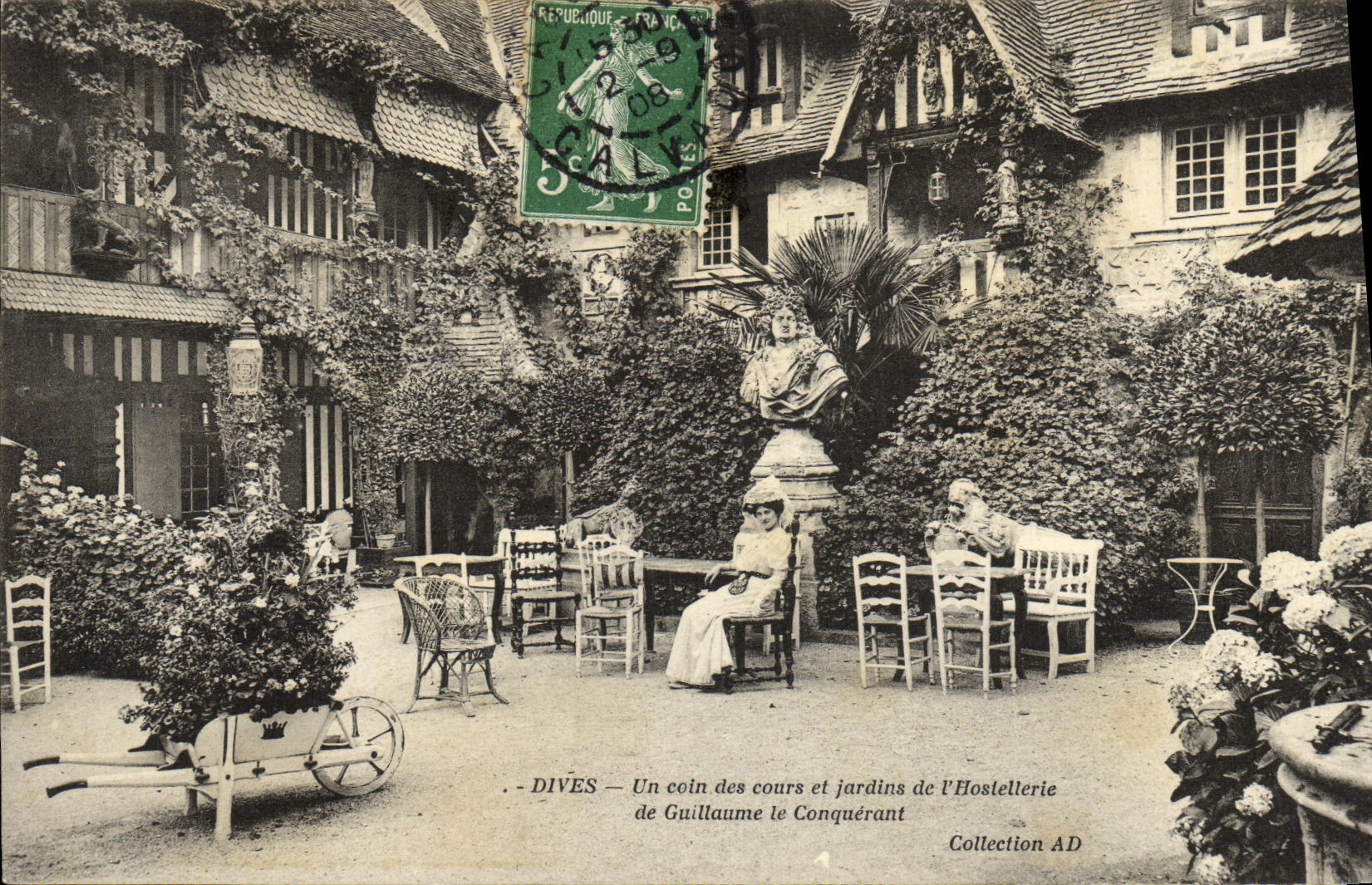 La POSTAL de la VENDIMIA adivina una esquina de los cursos y de los jardines de L Guillermo el meson de moda del pais del conquistador