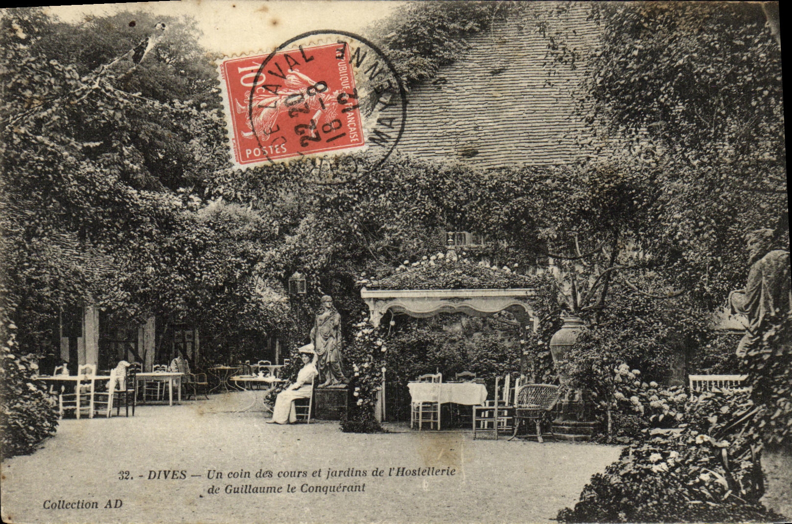 CPA Dives Un coin des cours et Jardins de l Hostellerie Guillaume le Conquerant 