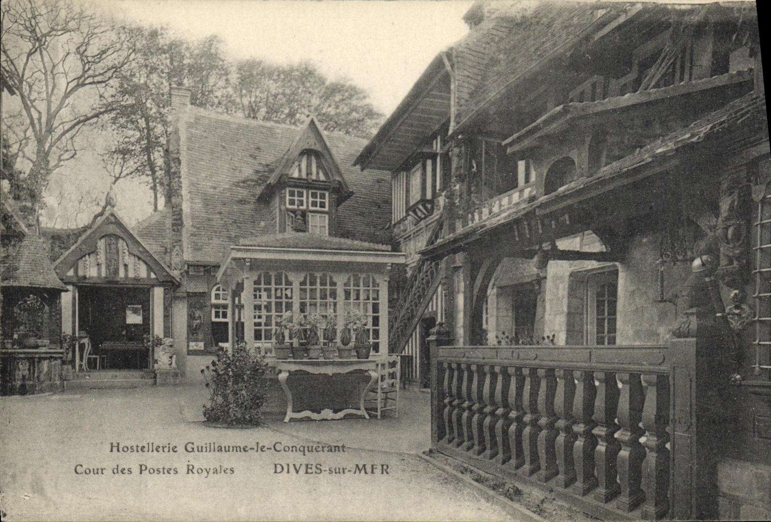 CPA Hostellerie Guillaume le Conquerant Cour de Postes Royales Dives sur Mer