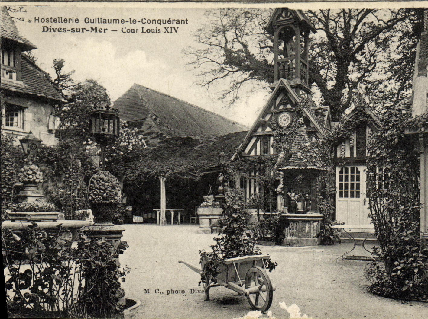 CPA Hostellerie Guillaume le Conquerant Dives sur Mer Cour Louis XIV