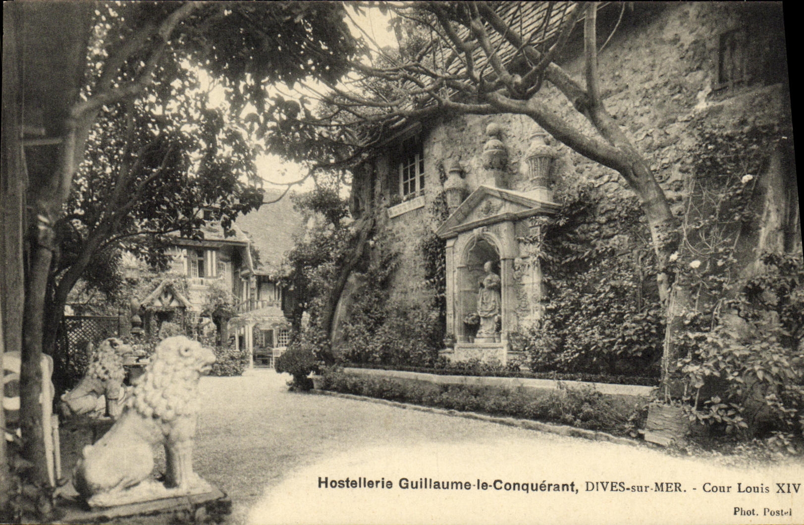 CPA Hostellerie Guillaume le Conquerant Dives sur Mer Cour Louis XIV Lion