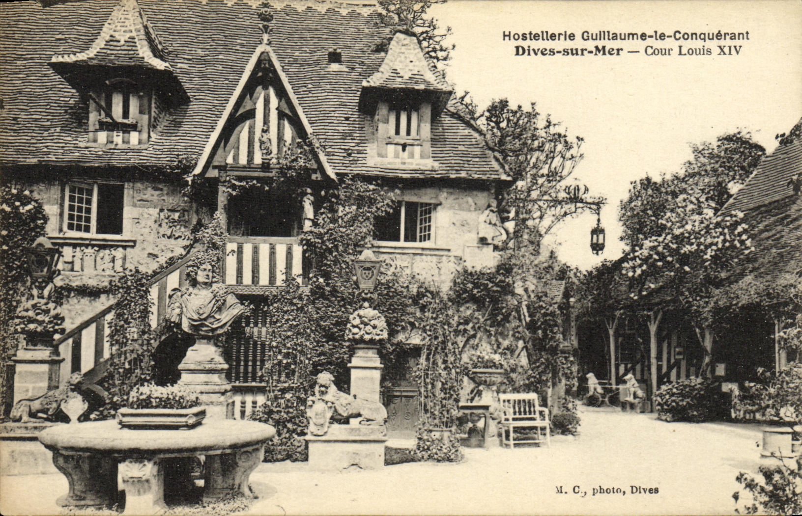 CPA Hostellerie Guillaume le Conquerant Dives sur Mer Cour Louis XIV Lion