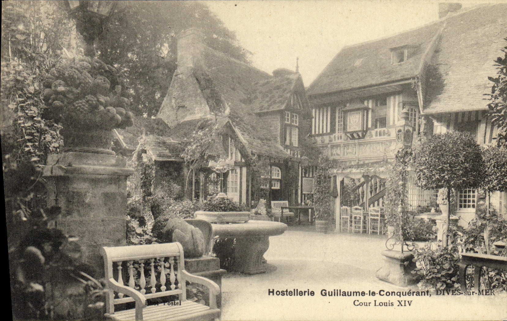 CPA Hostellerie Guillaume le Conquerant Dives sur Mer Cour Louis XIV