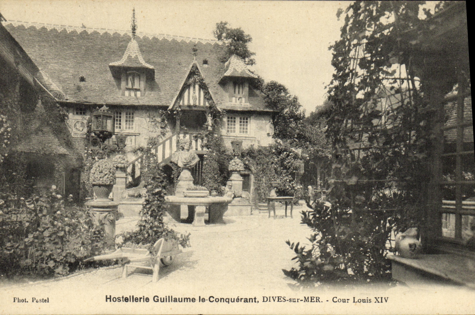 CPA Hostellerie Guillaume le Conquerant Dives sur Mer Cour Louis XIV