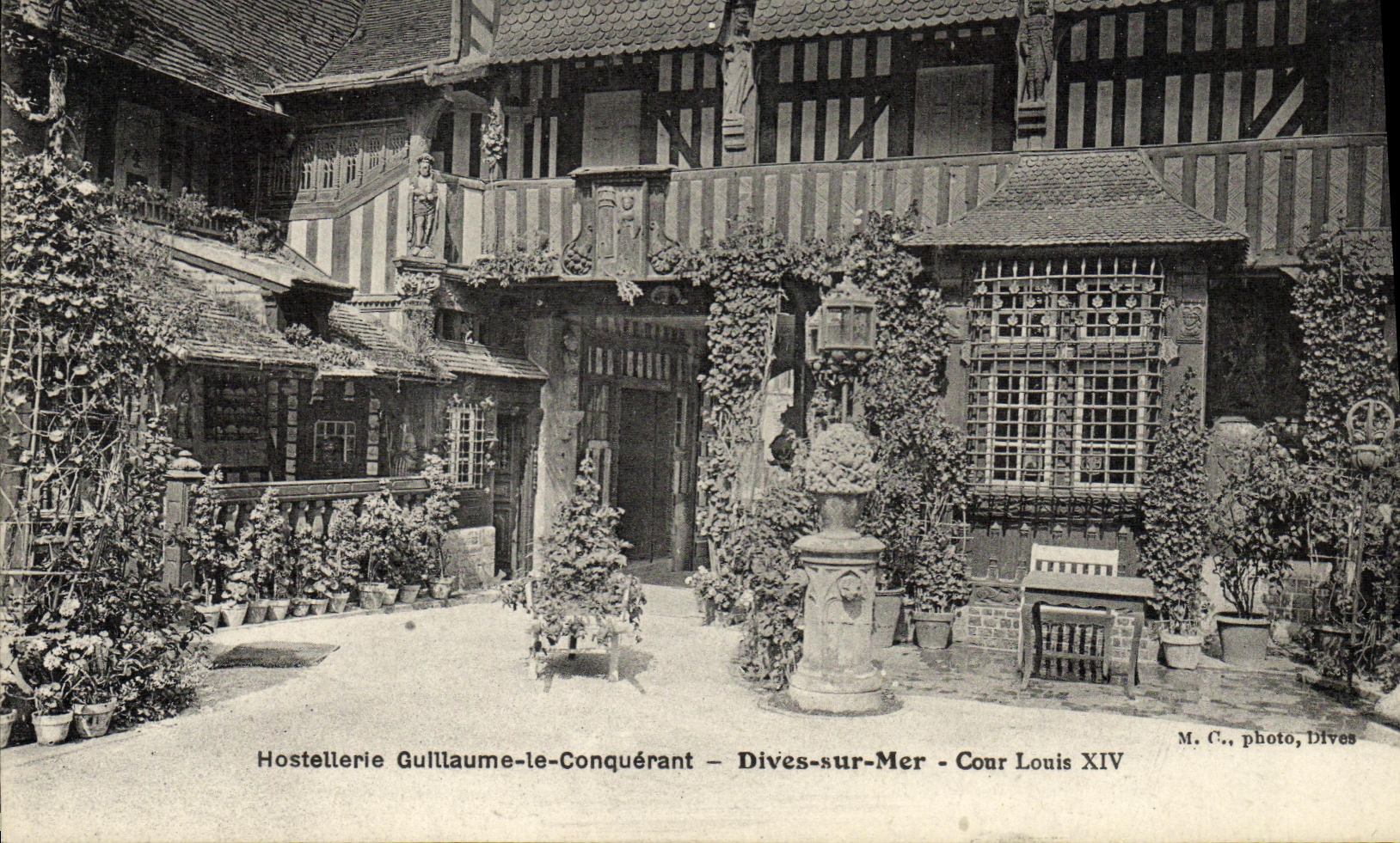 CPA Hostellerie Guillaume le Conquerant Dives sur Mer Cour Louis XIV